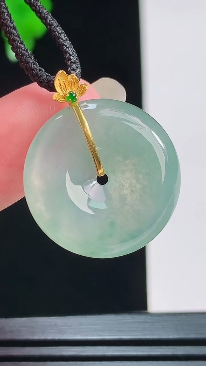 天然A货翡翠种飘花平安扣吊坠，尺寸21.9-4.4重量:4.54g
8月26日