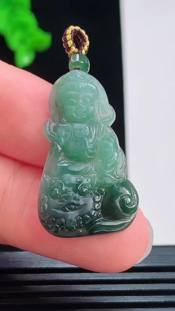 天然A货翡翠文殊菩萨吊坠，尺寸30.8-18.3-3.9重量:4.00g
8月26日