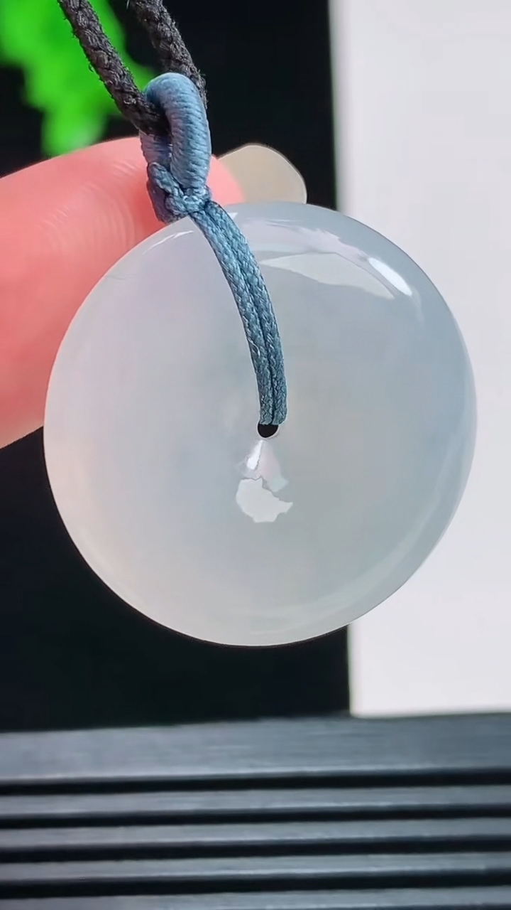 天然A货翡翠平安扣吊坠，尺寸25.7-5.9重量:8.15g
8月26日