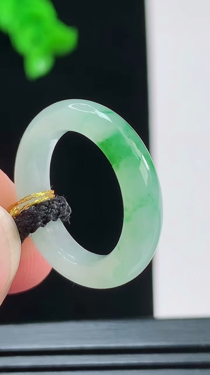 天然A货翡翠玉指环 戒指，尺寸15.5-5重量:2.82g2026年8月26日
工厂直销收藏佳品,种