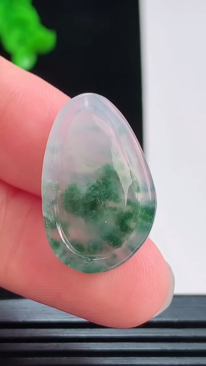 天然A货翡翠冰种飘花大势至观音菩萨吊坠，尺寸25.6-16.4-5.2重量:3.36g
8月26日