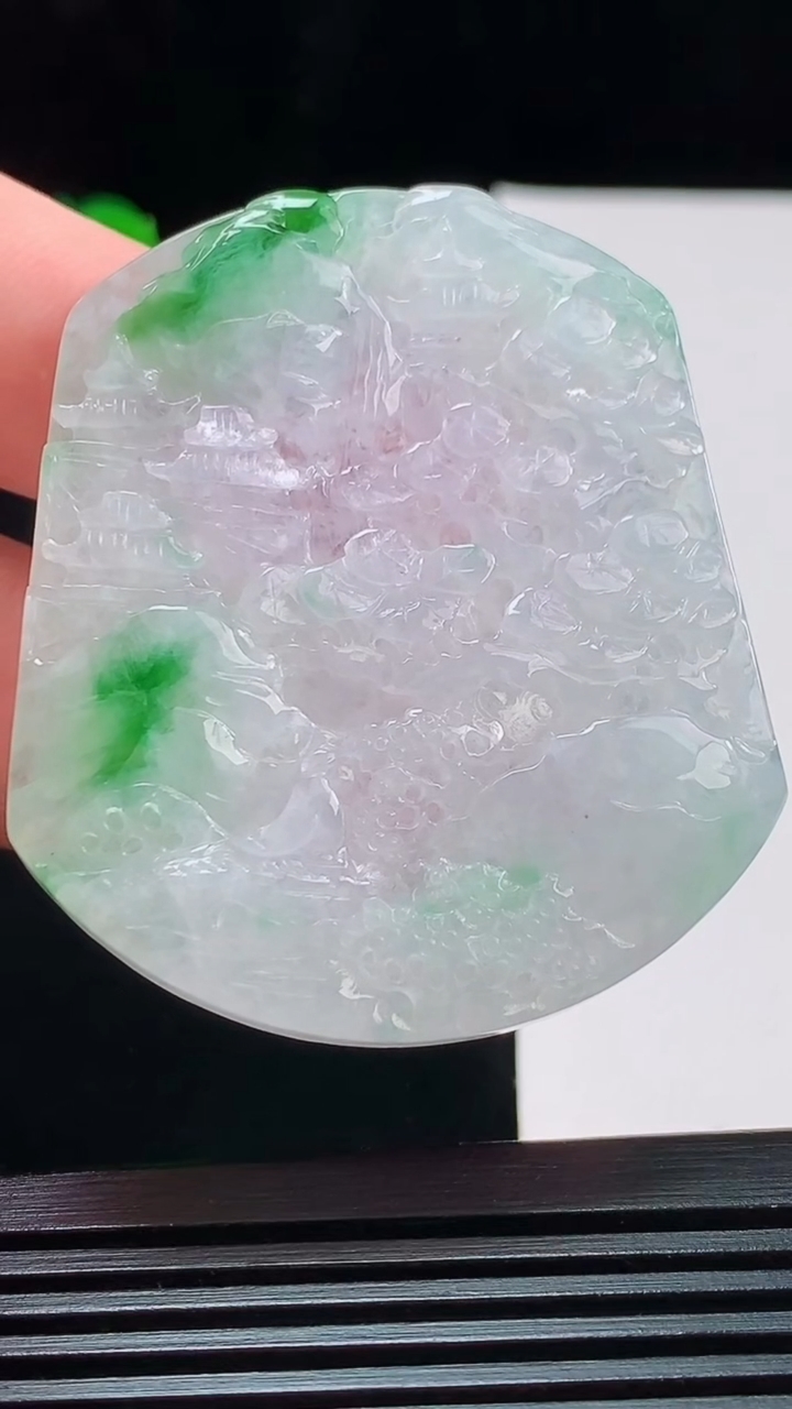 天然A货翡翠山水牌吊坠，尺寸53.4-46-6重量:29.20g
8月26日