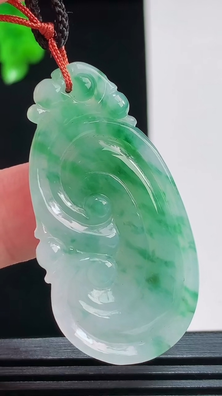 天然A货翡翠飘花如意吊坠，尺寸45.5-23.6-5.8重量:10.45g
8月26日
