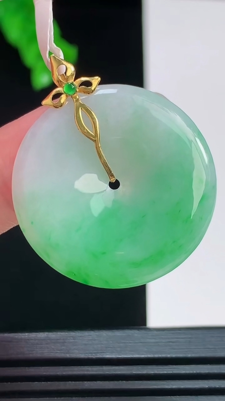 天然A货翡翠平安扣吊坠，尺寸29-4.3重量:7.58g
8月26日