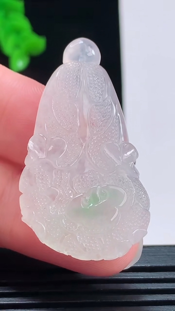 天然A货翡翠白菜吊坠，尺寸43.5-24.1-6.2重量:11.13g
8月26日
