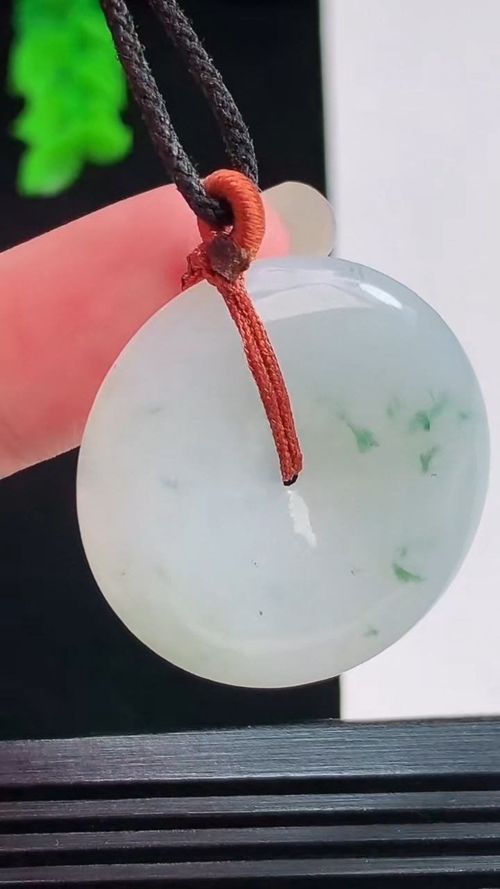天然A货翡翠冰种飘花平安扣吊坠，尺寸31.1-6重量:11.24g
8月26日