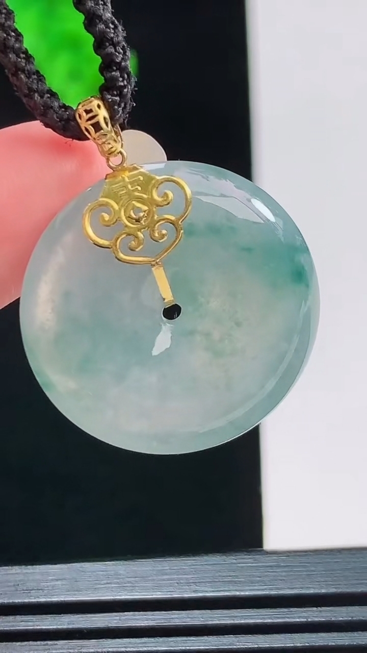 天然A货翡翠种飘花平安扣吊坠，尺寸24.5-5.3重量:6.43g
8月26日