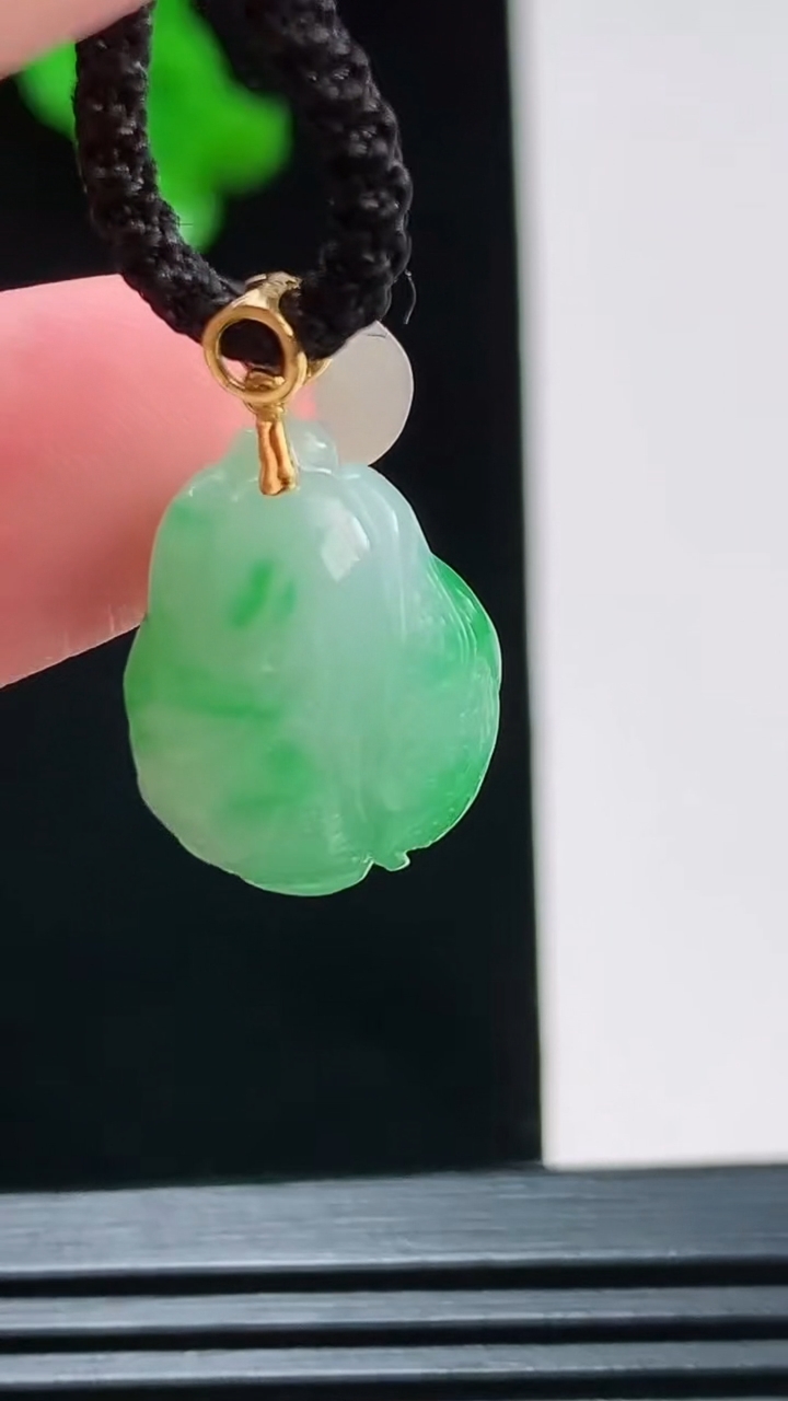天然A货翡翠白菜吊坠，尺寸17.3-13.1-10.3重量:3.69g
8月26日