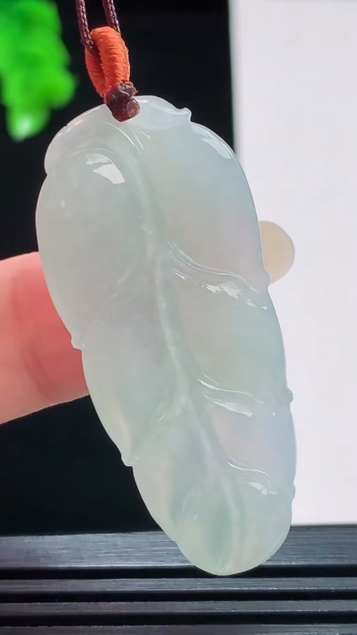 天然A货翡翠金枝玉叶 叶子吊坠，尺寸47.5-20.1-5.3重量:8.87g
8月26日