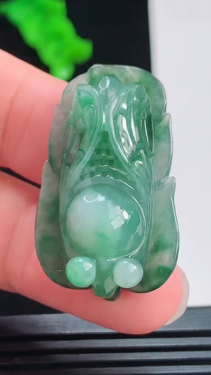 天然A货翡翠飘花一鸣惊人吊坠，尺寸36.3-20-12重量:11.68g
8月26日