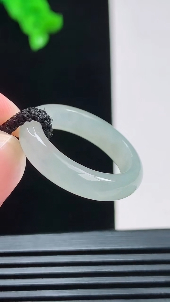 天然A货翡翠玉指环 戒指，尺寸18.4-5重量:3.11g2026年8月26日
工厂直销收藏佳品,种好水足，色泽均匀，有种有色，上手高大气！