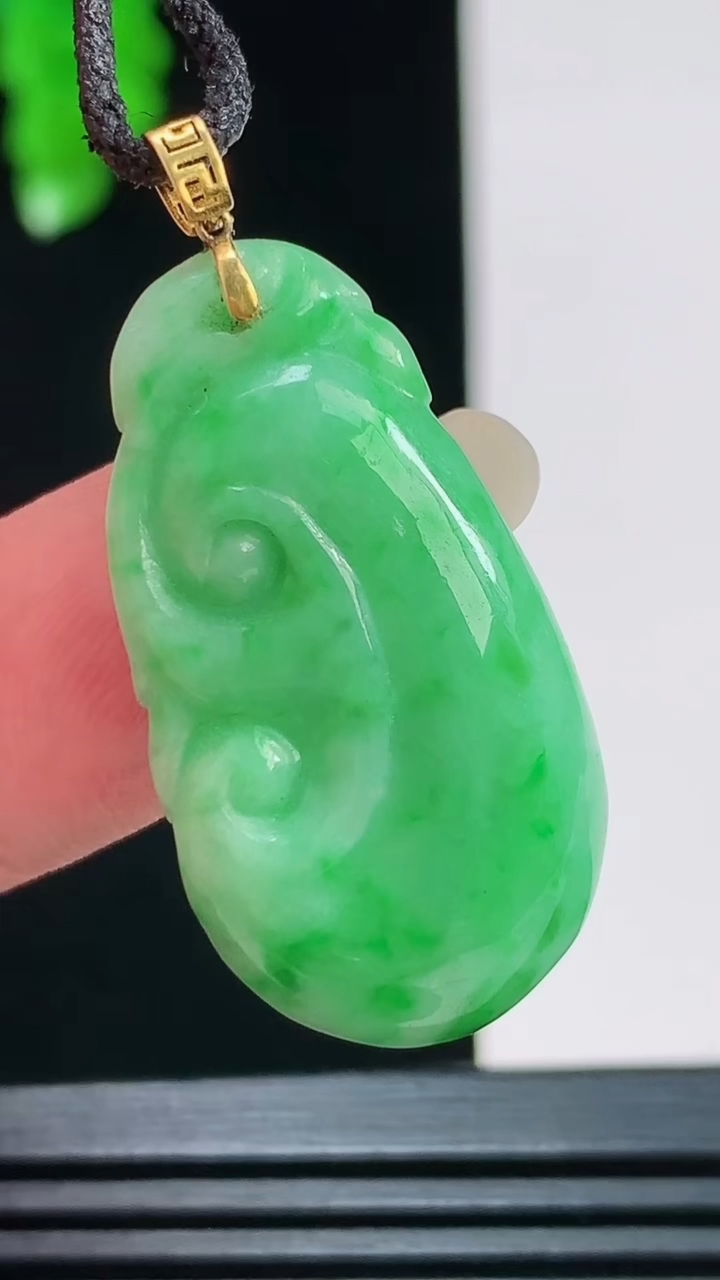 天然A货翡翠如意吊坠，尺寸31.4-17.6-5.9重量:6.00g
8月26日