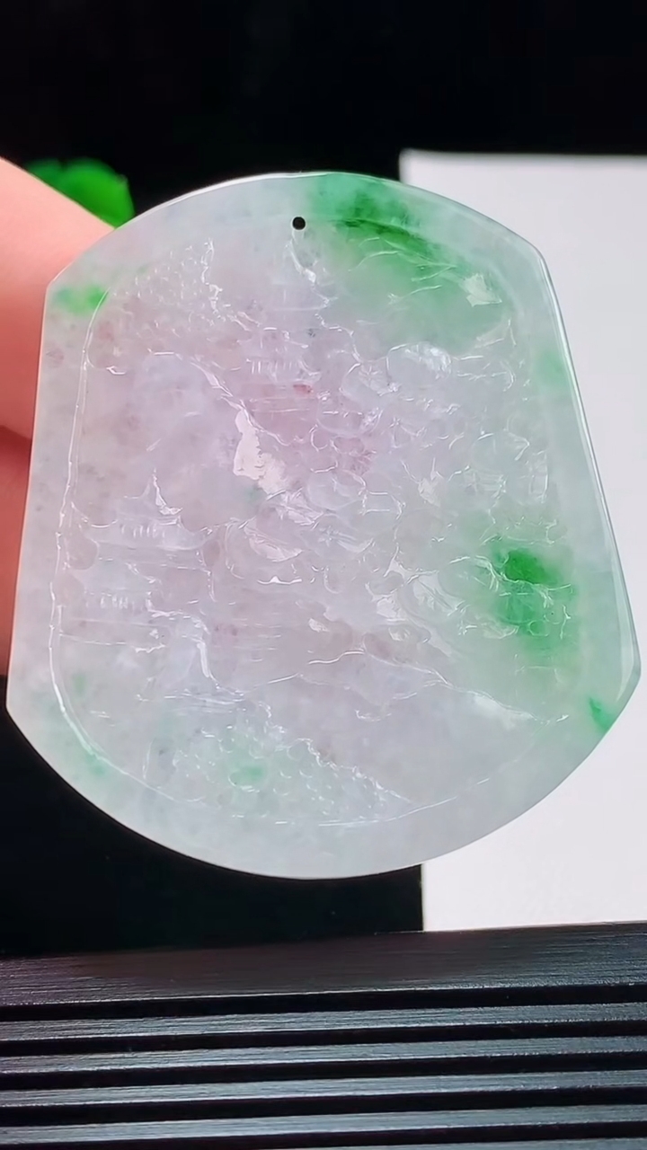 天然A货翡翠山水牌吊坠，尺寸53.4-46-6重量:29.20g
8月26日