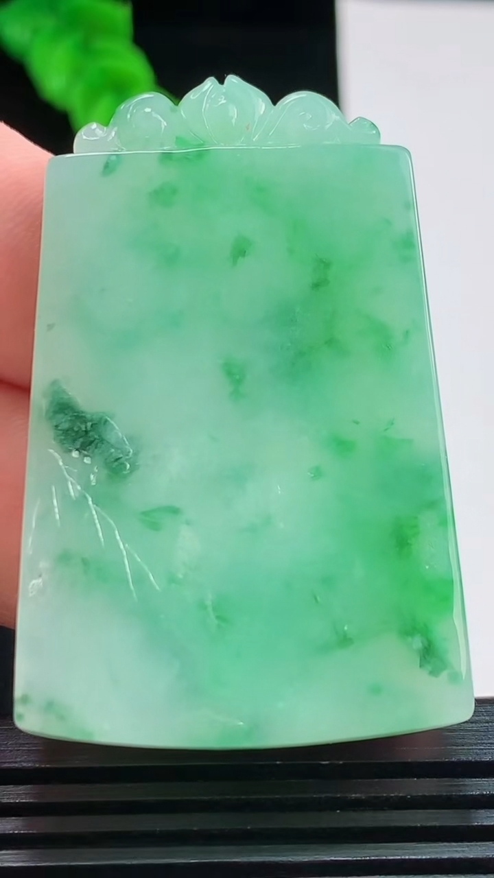 天然A货翡翠山水牌吊坠，尺寸50.8-32.2-5.3重量:23.57g
8月26日