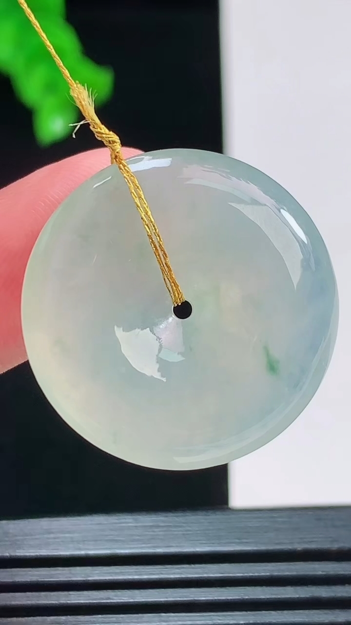 天然A货翡翠冰种飘花平安扣吊坠，尺寸26.6-5.4重量:8.00g
8月26日