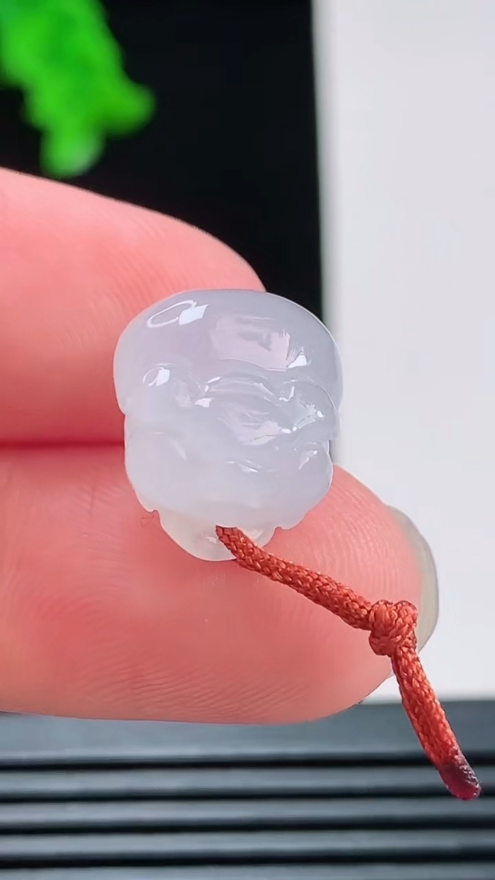 天然A货翡翠生肖猪吊坠，尺寸14.3-12.7-8.6重量:3.24g
8月26日