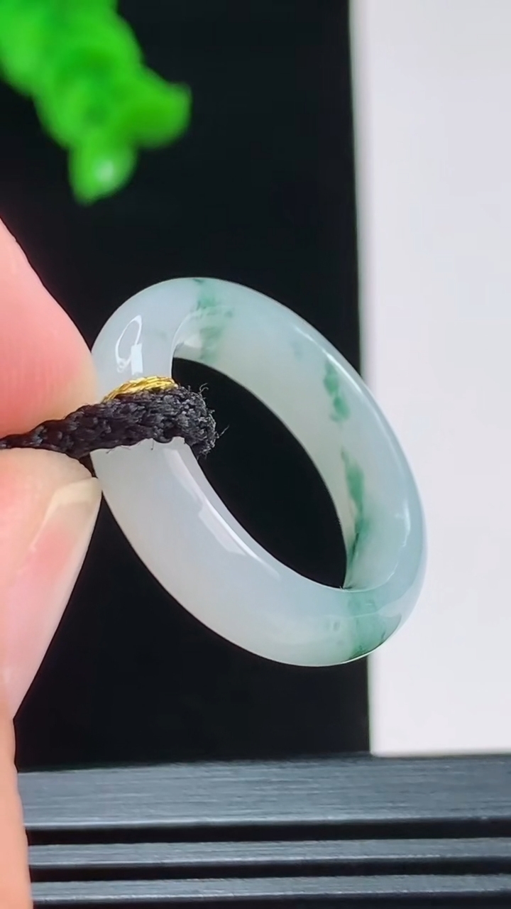 天然A货翡翠冰种飘花玉指环 戒指，尺寸17.2-5.7重量:3.62g2026年8月26日
工厂直销收藏佳品,种好水足，色泽均匀，有种有色，上手高大气！