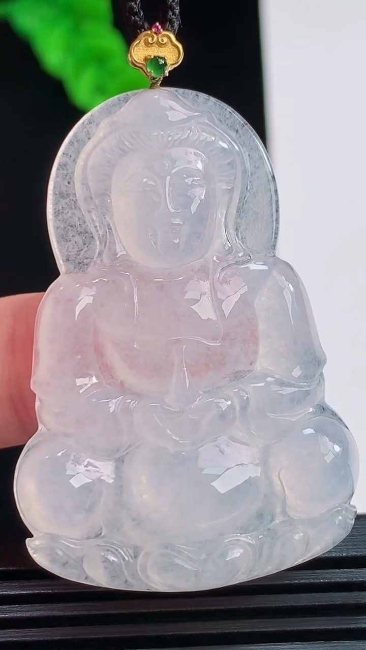 天然A货翡翠种白冰正装观音菩萨吊坠，尺寸47.8-33.3-5.7重量:14.00g
8月26日