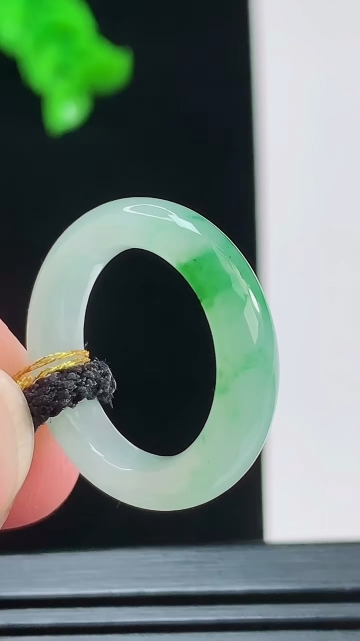 天然A货翡翠玉指环 戒指，尺寸15.5-5重量:2.82g2026年8月26日
工厂直销收藏佳品,种好水足，色泽均匀，有种有色，上手高大气！