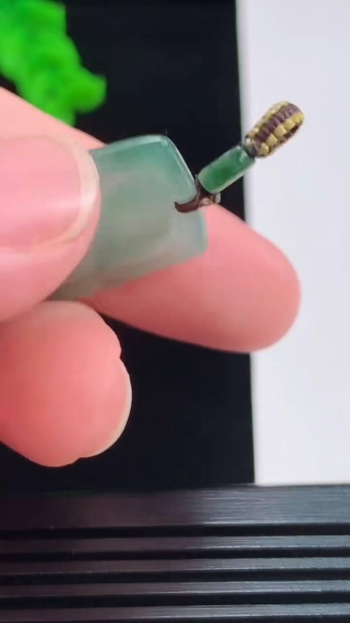 天然A货翡翠冰种飘花大日如来吊坠，尺寸33.6-22.5-5.7重量:9.00g
8月26日