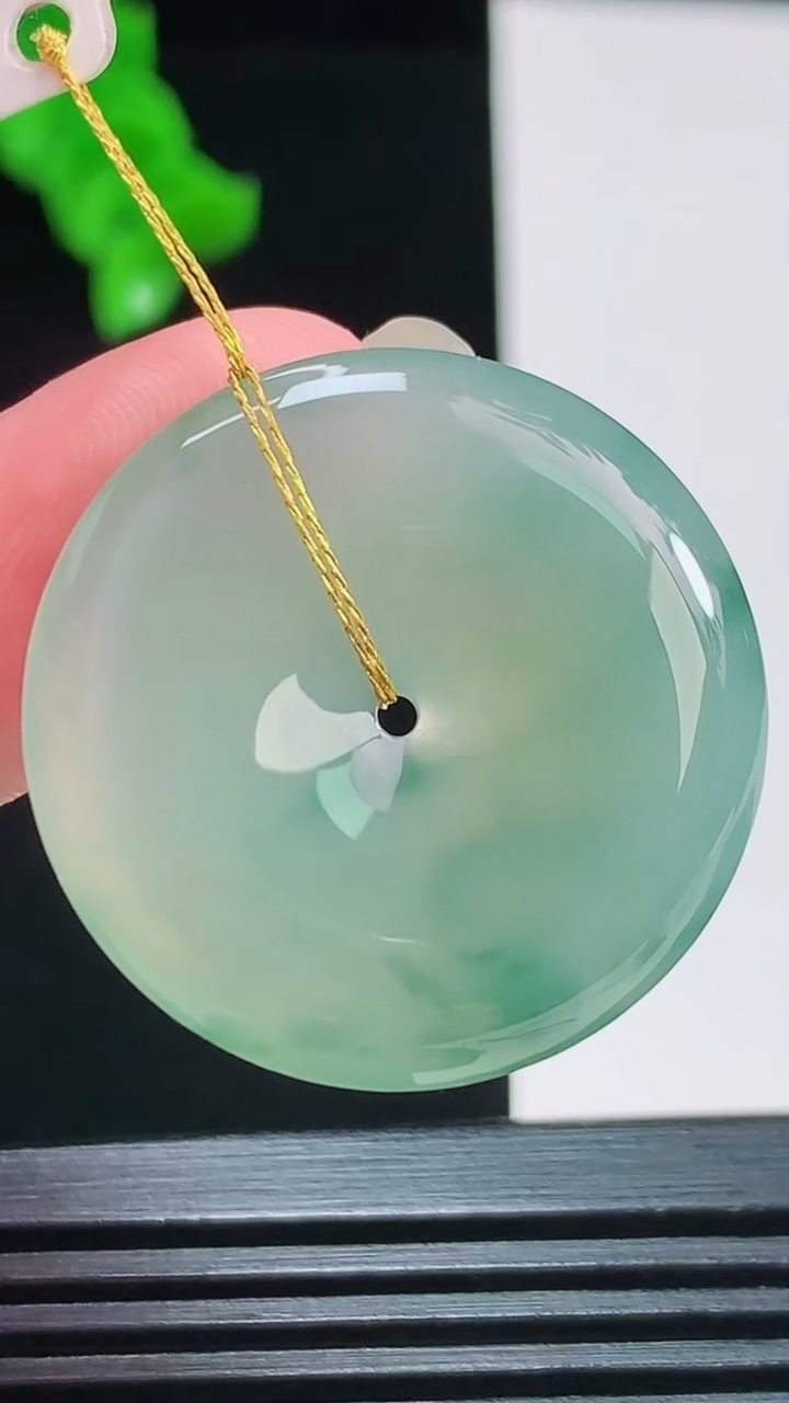天然A货翡翠冰种飘花平安扣吊坠，尺寸29.2-5.3重量:9.23g
8月26日