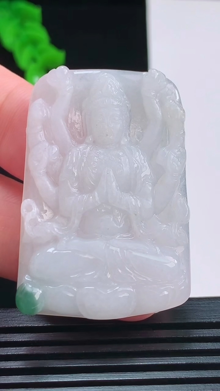天然A货翡翠千手观音菩萨吊坠，尺寸44.8-30.4-4.7重量:12.75g
8月26日