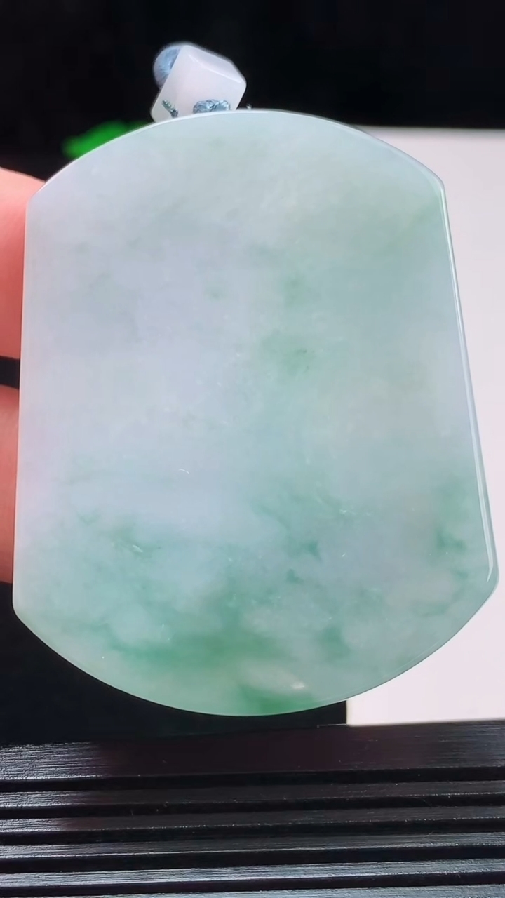 天然A货翡翠飘花无事牌吊坠，尺寸56.2-43.4-6.1重量:43.32g
8月26日
