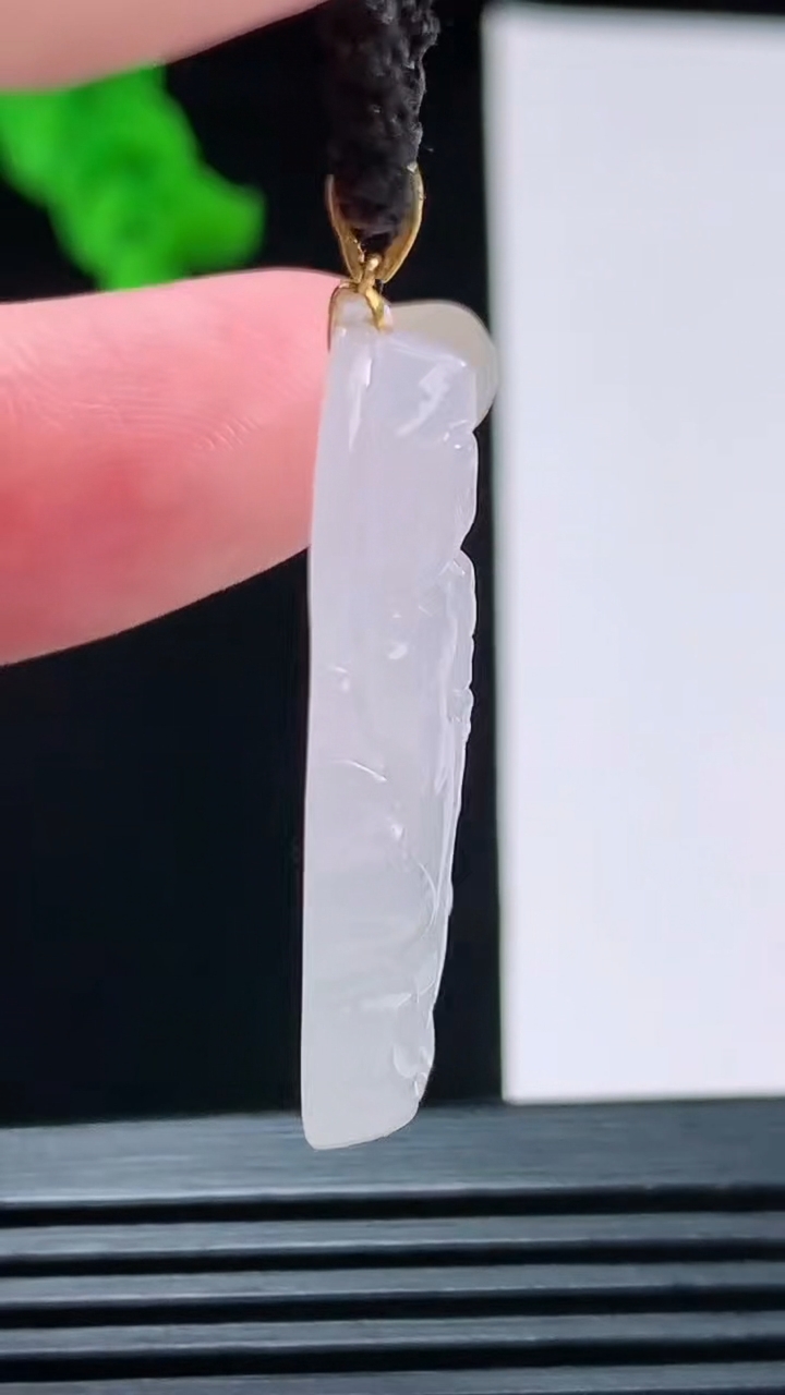 天然A货翡翠种观音菩萨吊坠，尺寸34.2-16.3-5重量:5.50g
8月26日