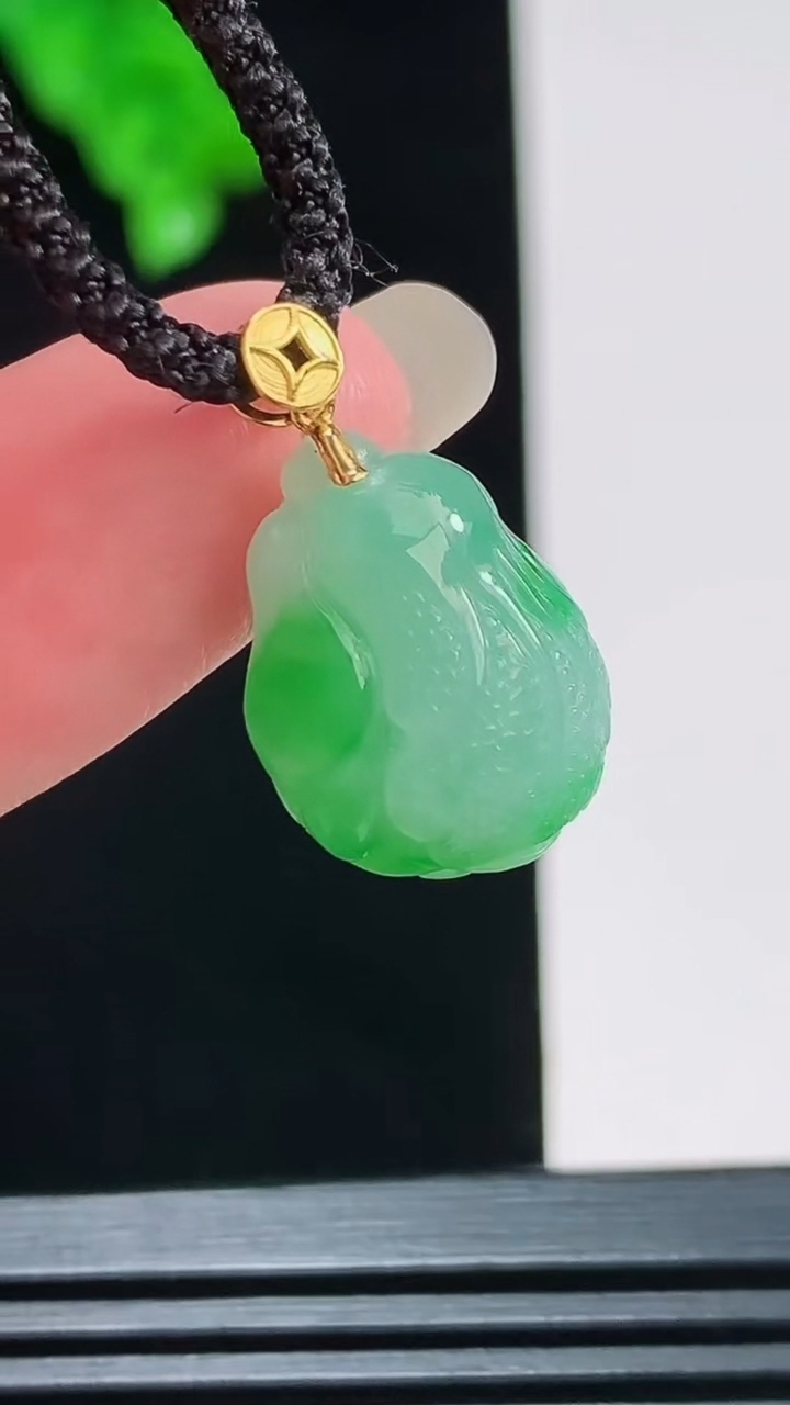 天然A货翡翠白菜吊坠，尺寸17.3-13.1-10.3重量:3.69g
8月26日