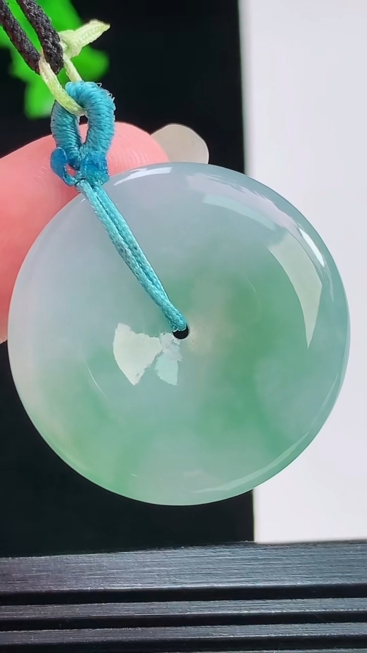 天然A货翡翠平安扣吊坠，尺寸29.7-5重量:9.32g
8月26日