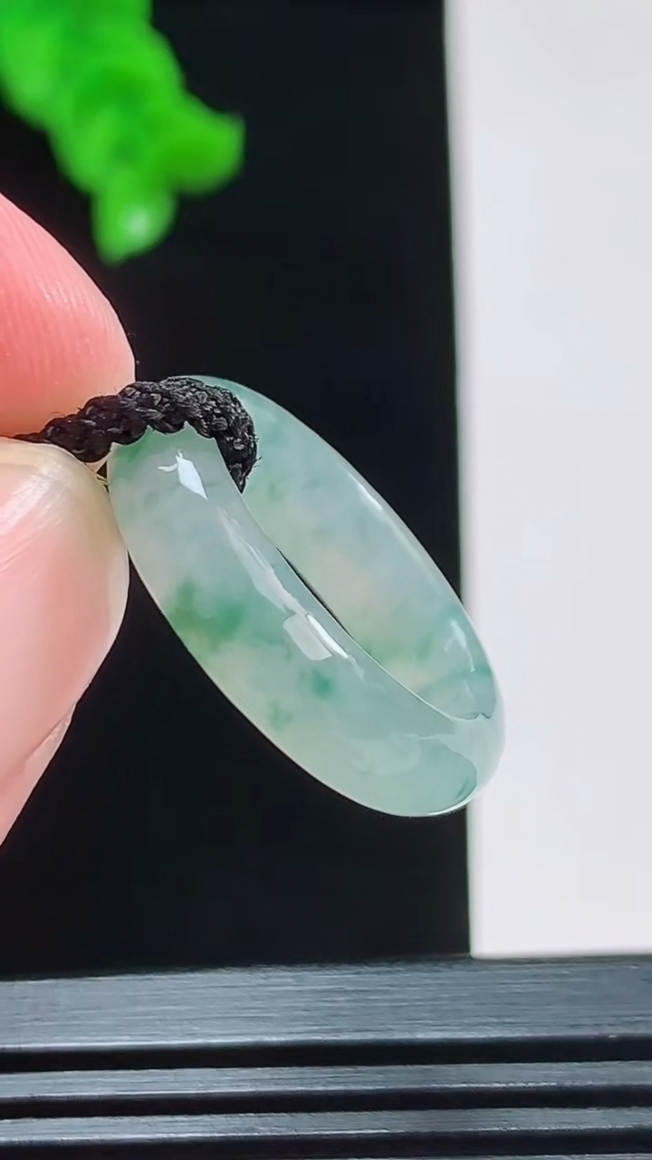天然A货翡翠冰种飘花玉指环 戒指，尺寸17.7-5.9重量:3.66g2026年8月26日
工厂直销收藏佳品,种好水足，色泽均匀，有种有色，上手高大气！