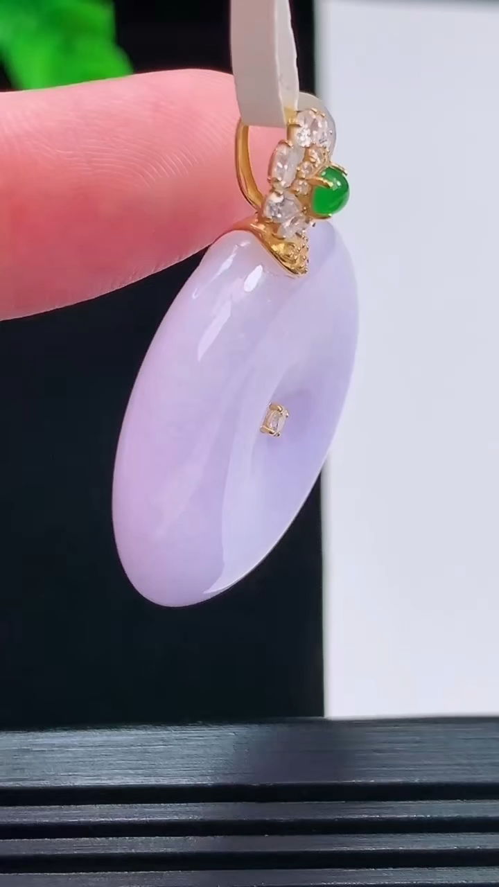 天然A货翡翠18k金紫罗兰平安扣吊坠，尺寸28.9-7.7重量:14.19g
8月26日