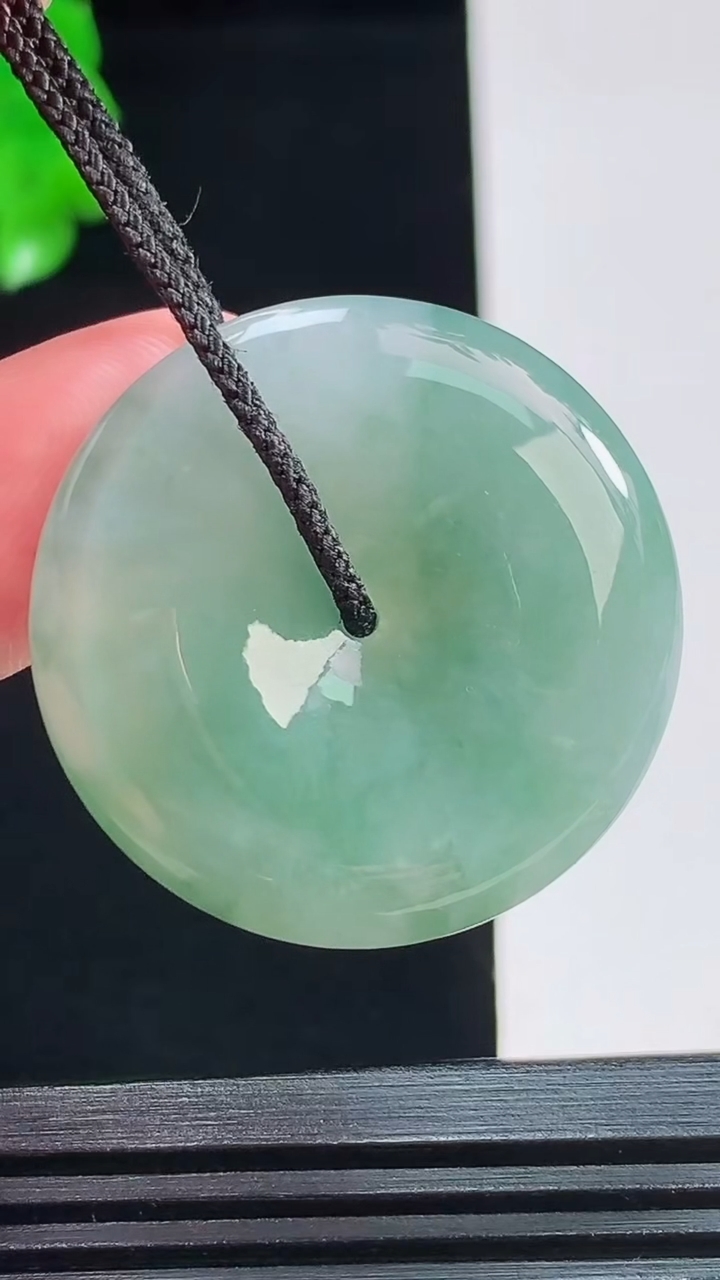 天然A货翡翠飘花平安扣吊坠，尺寸31.7-6.1重量:12.64g
8月26日
