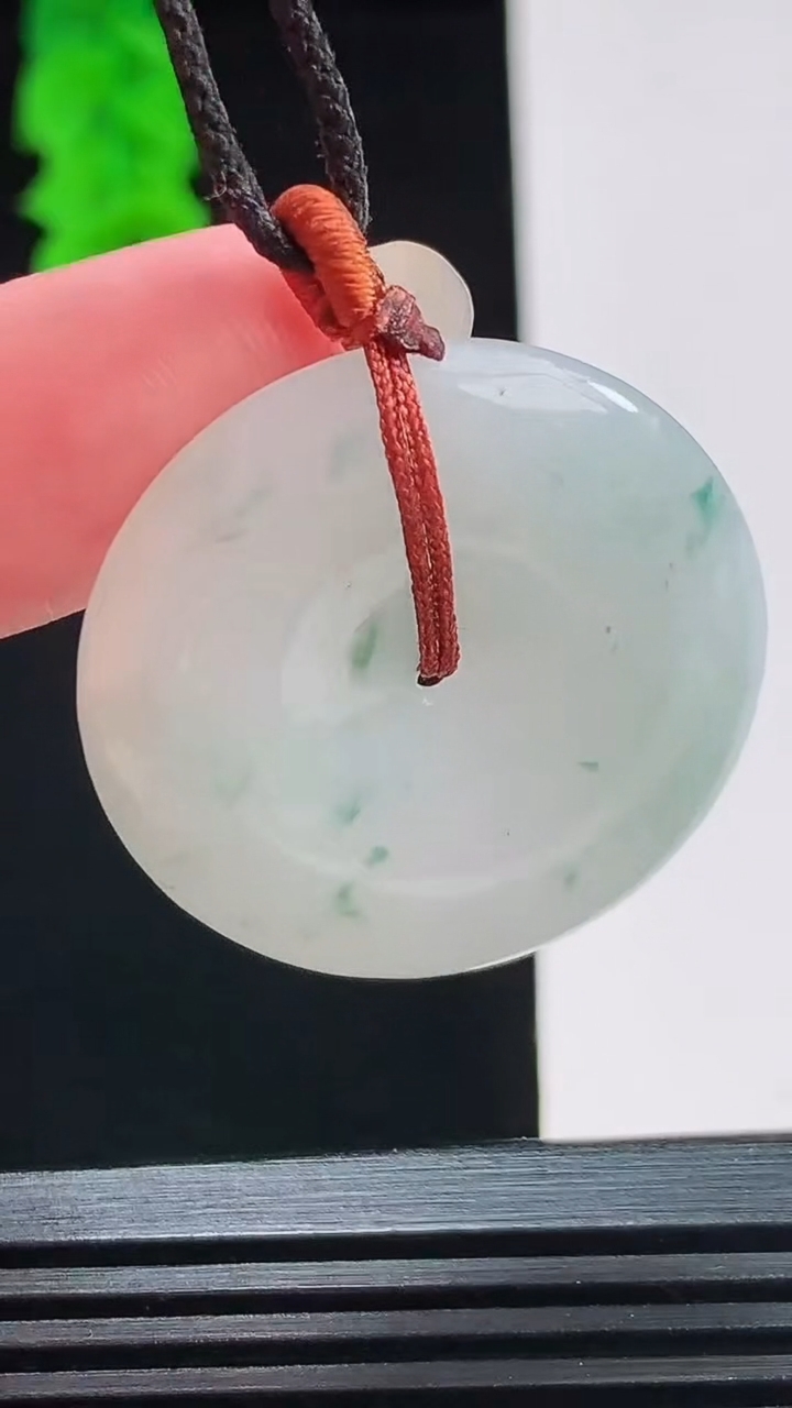天然A货翡翠冰种飘花平安扣吊坠，尺寸31.1-6重量:11.24g
8月26日
