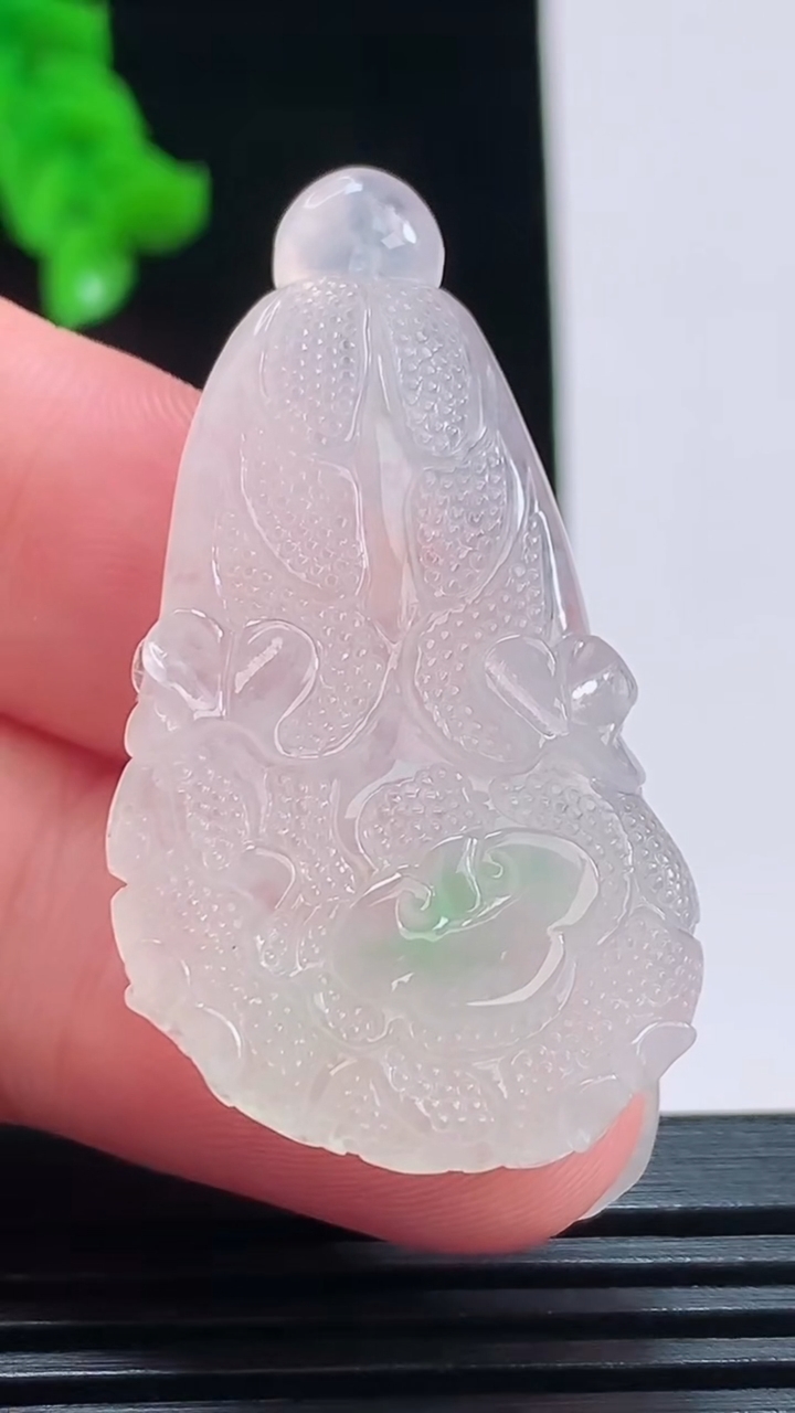 天然A货翡翠白菜吊坠，尺寸43.5-24.1-6.2重量:11.13g
8月26日