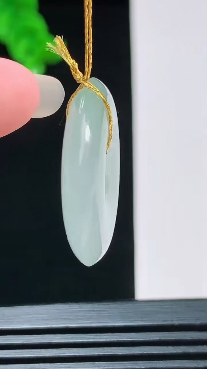 天然A货翡翠冰种飘花平安扣吊坠，尺寸26.6-5.4重量:8.00g
8月26日