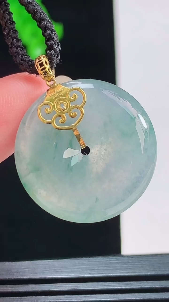 天然A货翡翠种飘花平安扣吊坠，尺寸24.5-5.3重量:6.43g
8月26日