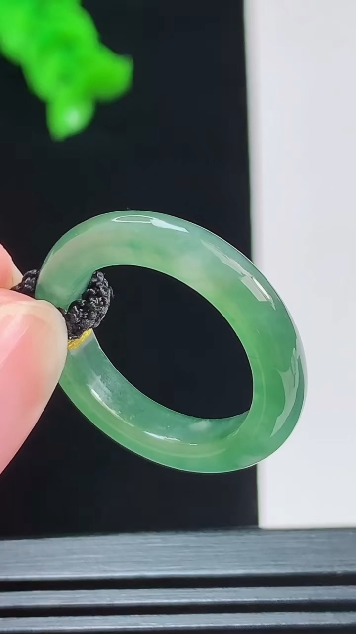 天然A货翡翠玉指环 戒指，尺寸17-4.4重量:2.82g2026年8月26日
工厂直销收藏佳品,种好水足，色泽均匀，有种有色，上手高大气！