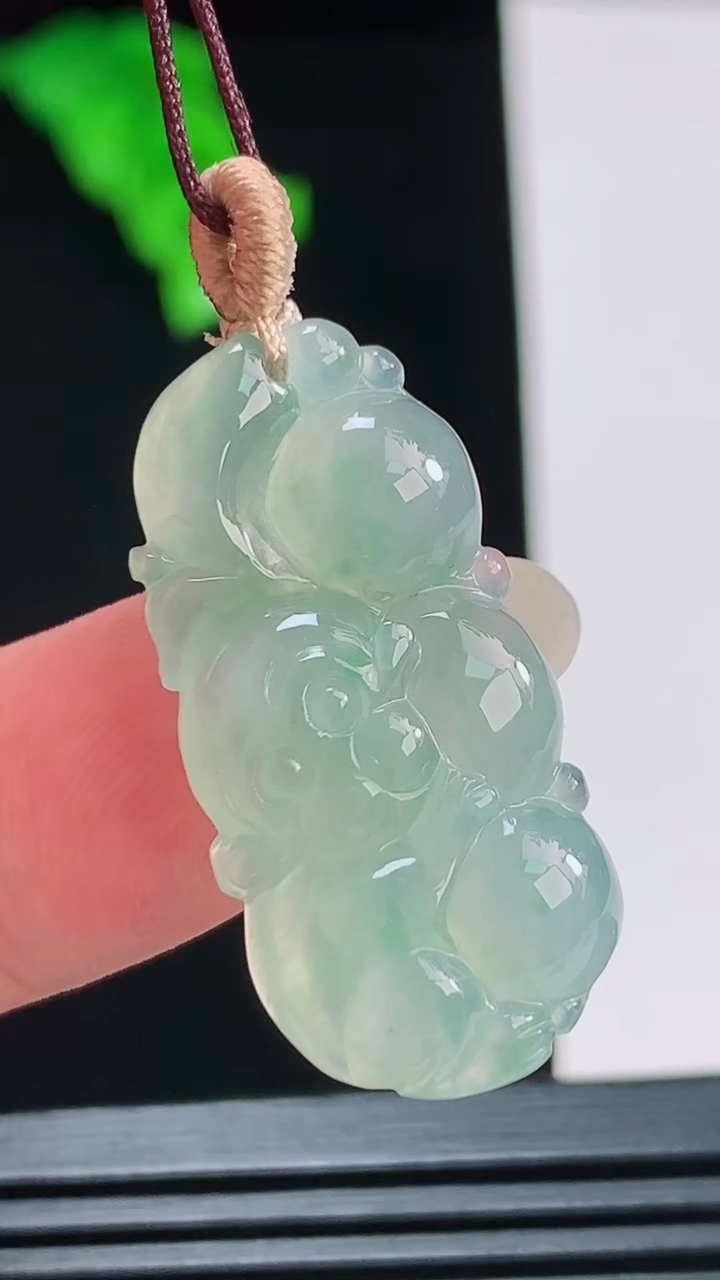 天然A货翡翠灵猴献瑞吊坠，尺寸30.1-15.2-5.3重量:4.89g
8月26日