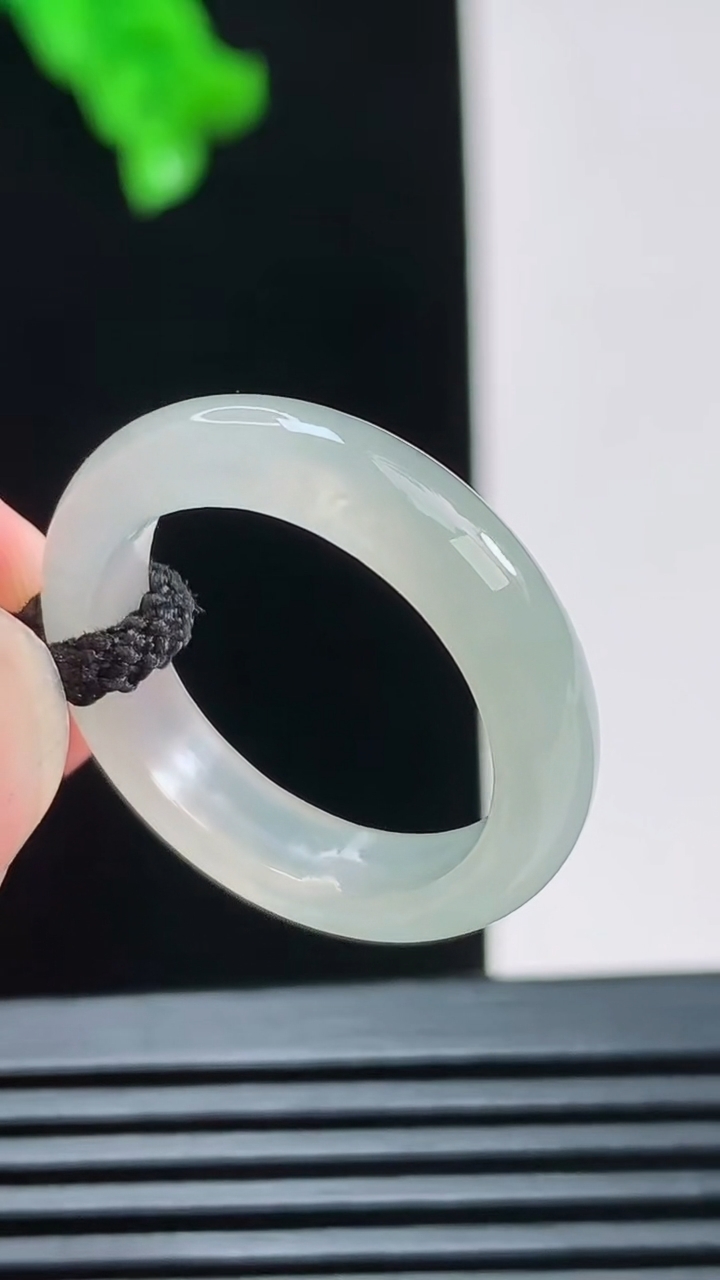 天然A货翡翠玉指环 戒指，尺寸18.4-5重量:3.11g2026年8月26日
工厂直销收藏佳品,种好水足，色泽均匀，有种有色，上手高大气！
