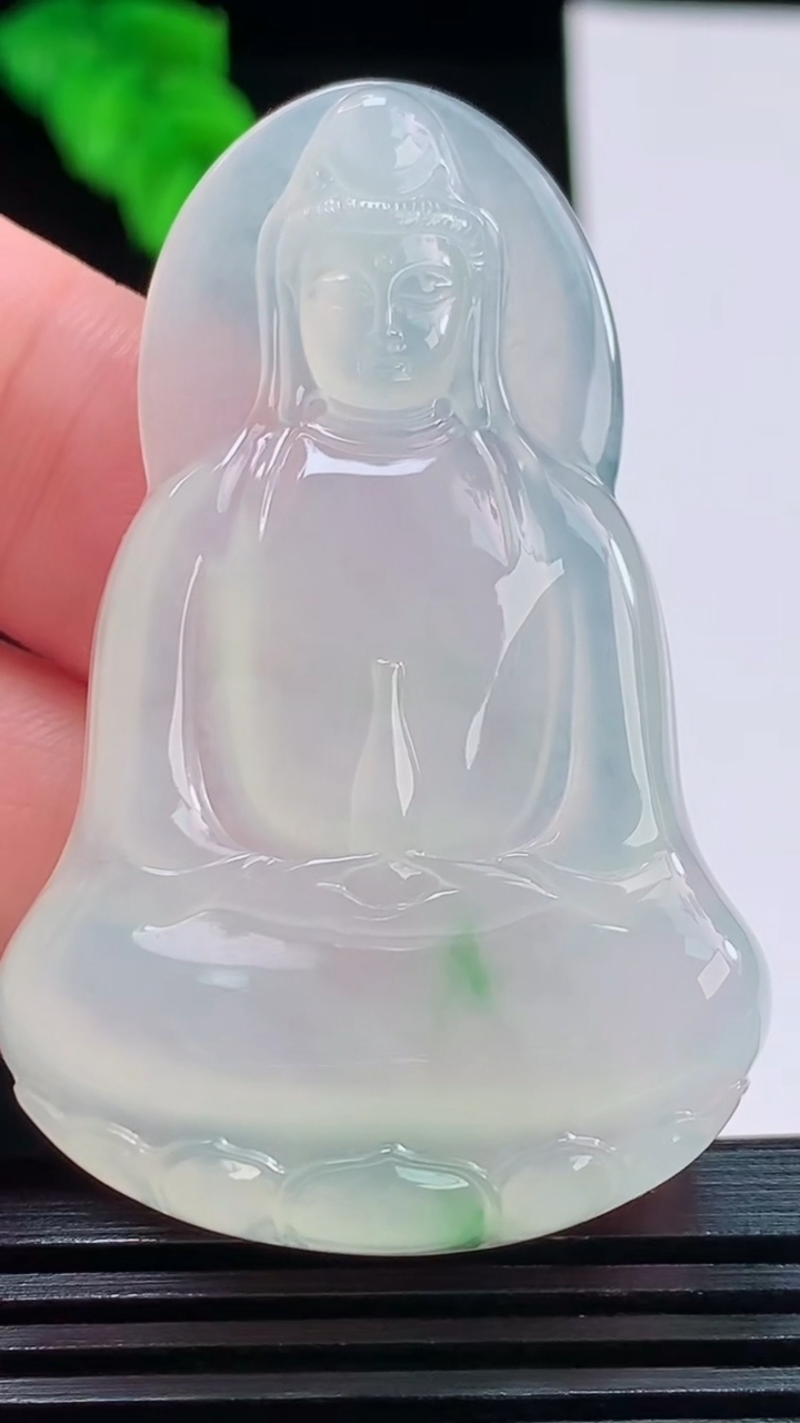 天然A货翡翠观音菩萨吊坠，尺寸52.2-33.5-5.3重量:16.21g
8月26日