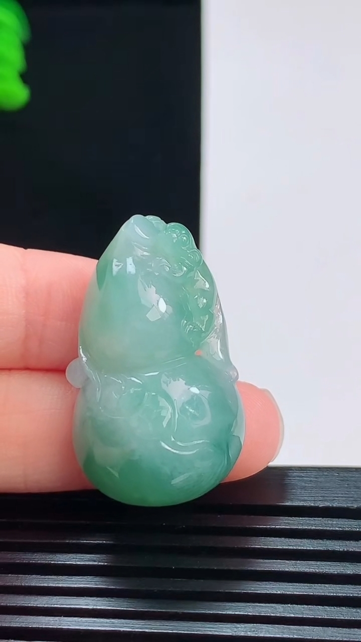 天然A货翡翠葫芦吊坠，尺寸30-18.2-10.6重量:9.13g
8月27日