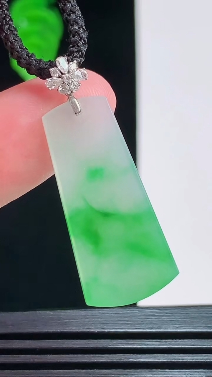 天然A货翡翠无事牌吊坠，尺寸28.9-13.6-2.1重量:2.28g
8月27日