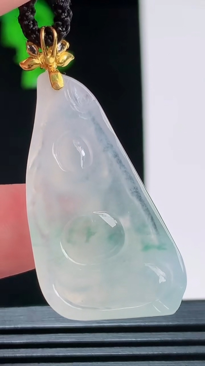 天然A货翡翠种飘花弥勒佛公吊坠，尺寸35.4-19.9-7.1重量:7.51g
8月27日