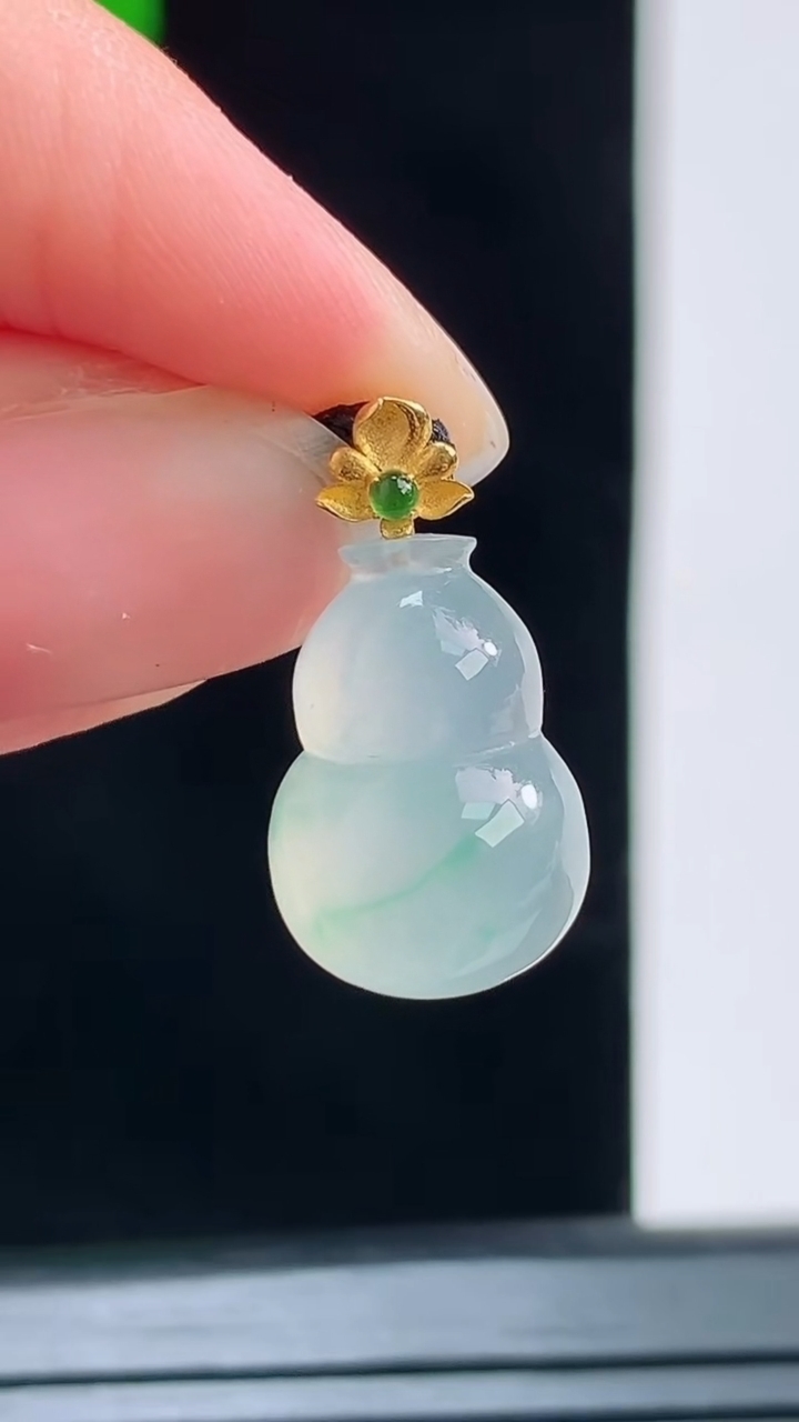 天然A货翡翠葫芦吊坠，尺寸14.4-10.1-6重量:1.55g
8月27日