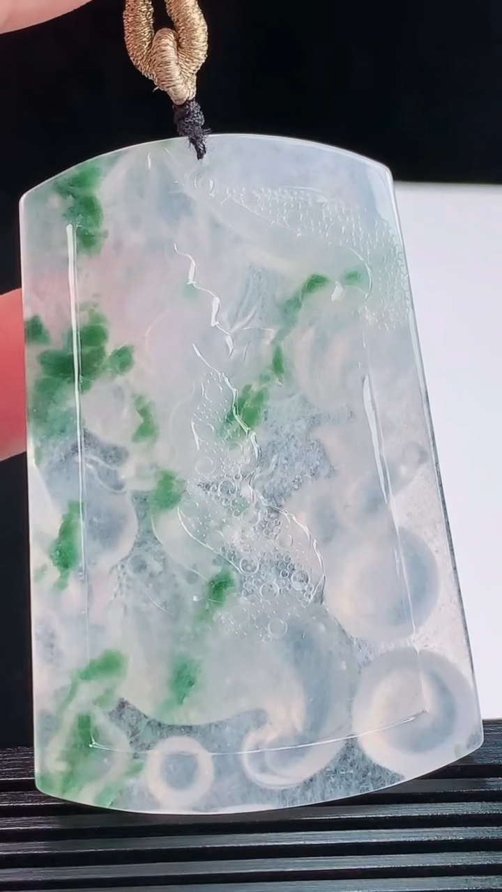 天然A货翡翠种飘花龙牌吊坠，尺寸60.7-39.3-6重量:30.74g
8月27日