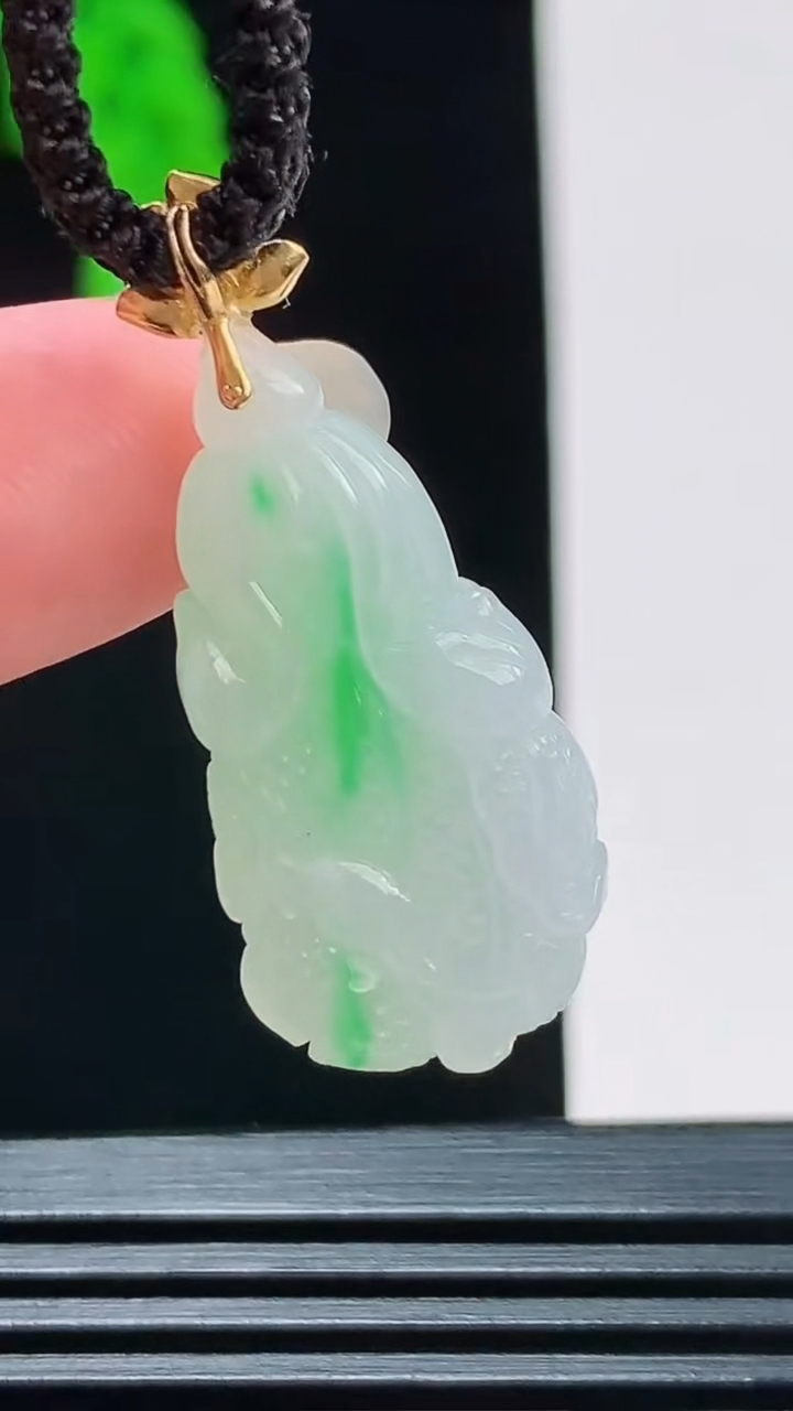 天然A货翡翠白菜吊坠，尺寸28.1-14-8.8重量:5.38g
8月27日