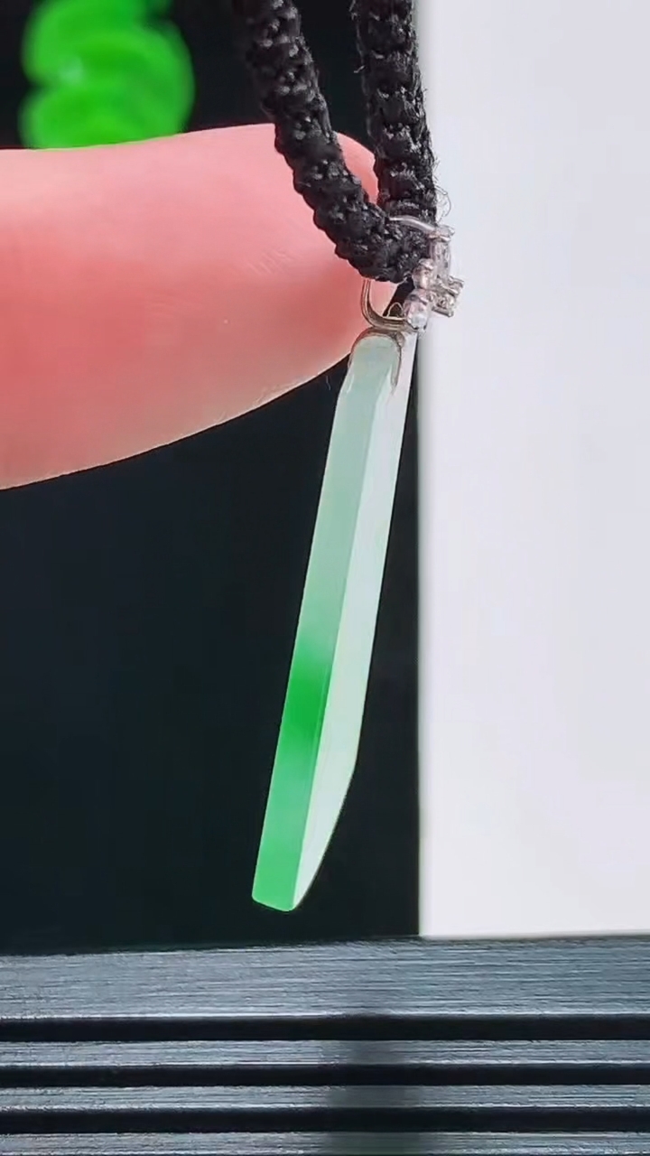 天然A货翡翠无事牌吊坠，尺寸28.9-13.6-2.1重量:2.28g
8月27日