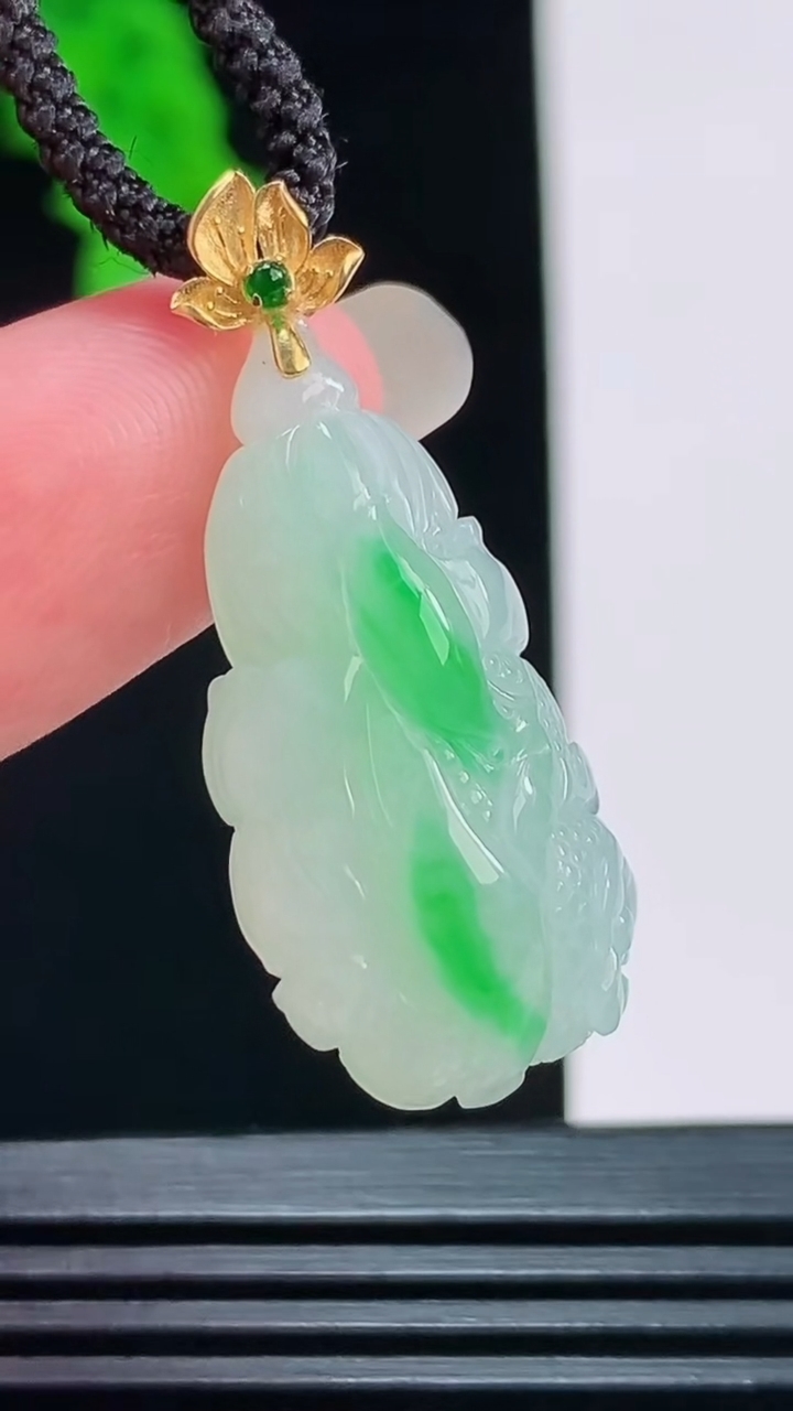 天然A货翡翠白菜吊坠，尺寸28.1-14-8.8重量:5.38g
8月27日