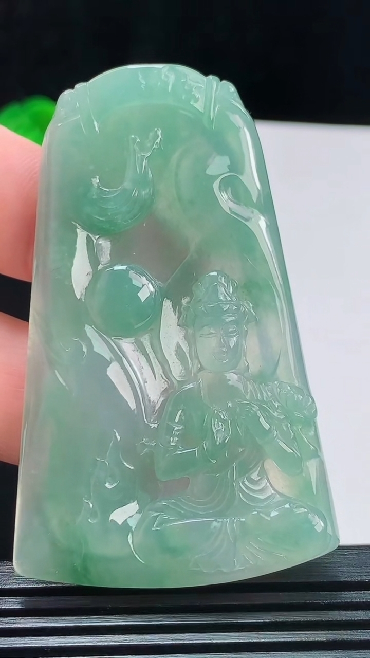 天然A货翡翠大势至观音菩萨吊坠，尺寸65.8-40.1-5.6重量:25.40g
8月27日